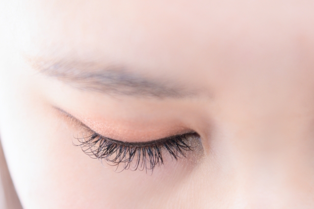 まつ毛美容液で美しいまつ毛を育てましょうメインビジュアル